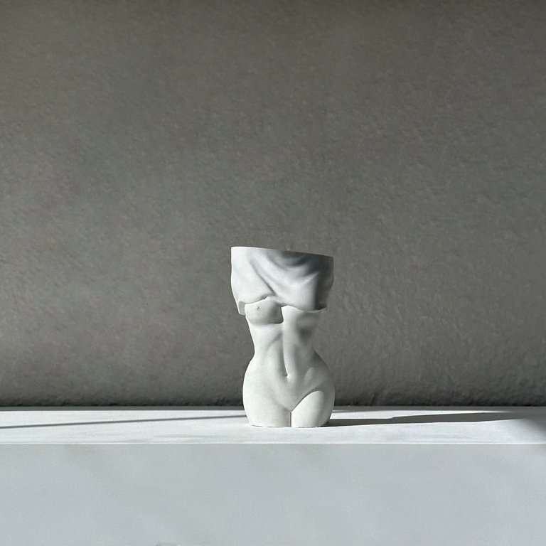 Venus. Feminine Form Mini Vase - Off-White