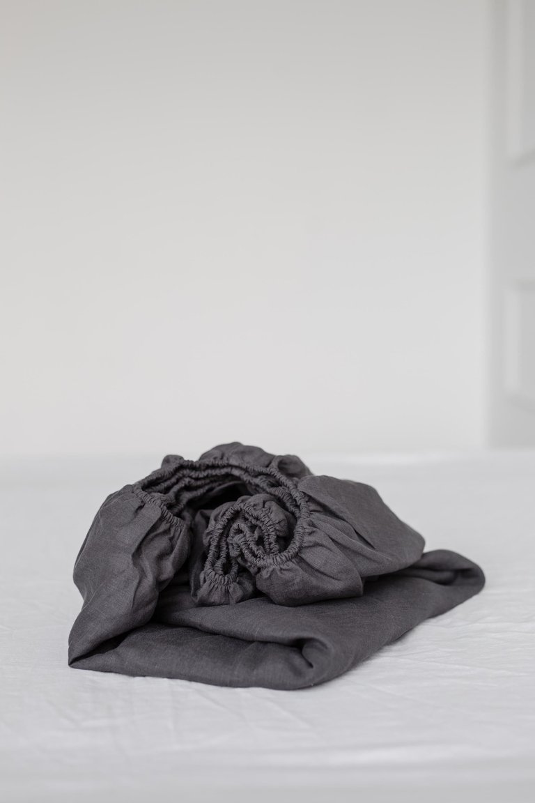 Linen fitted sheet in Charcoal