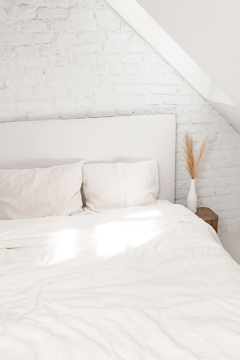 Linen sheets set in White