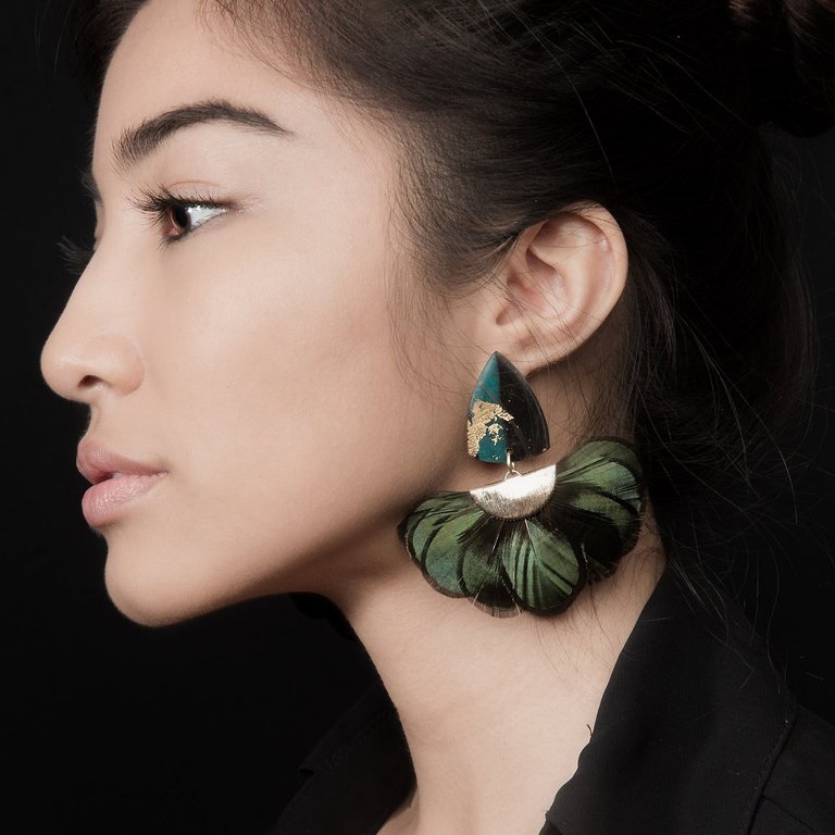 Venus Earring in Black with Peacock Fan