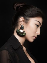 Venus Earring in Black with Peacock Fan