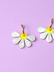 Daisy Earrings in Marbled White