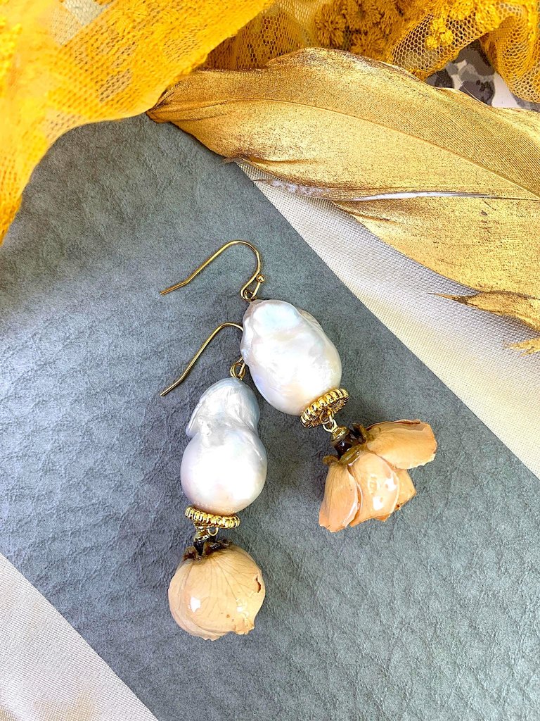 Baroque Pearl With Beige Dried Flower Hook Earrings Ge029