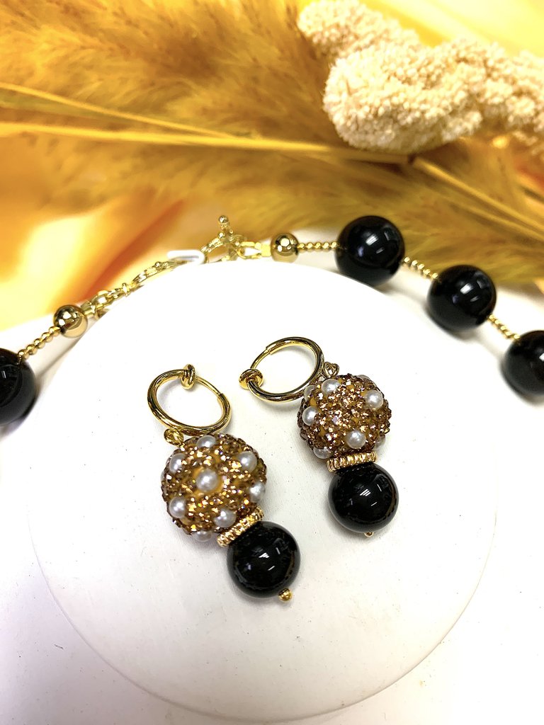 Round Rhinestones Bordered Pearls With Obsidian Earrings