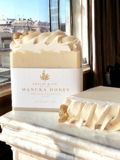 Gracie & Co. 1942 Manuka Honey & Oatmeal Shea Butter Bar product