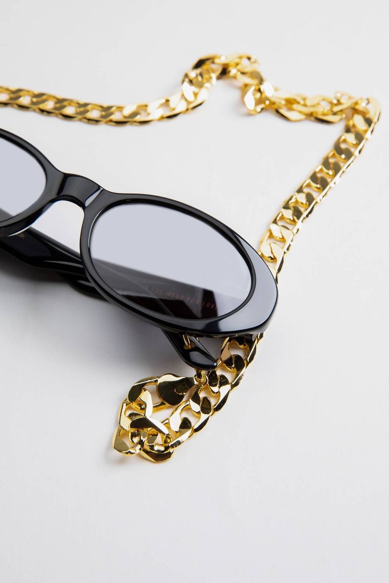 Caroline Bk Sunglasses With Chain