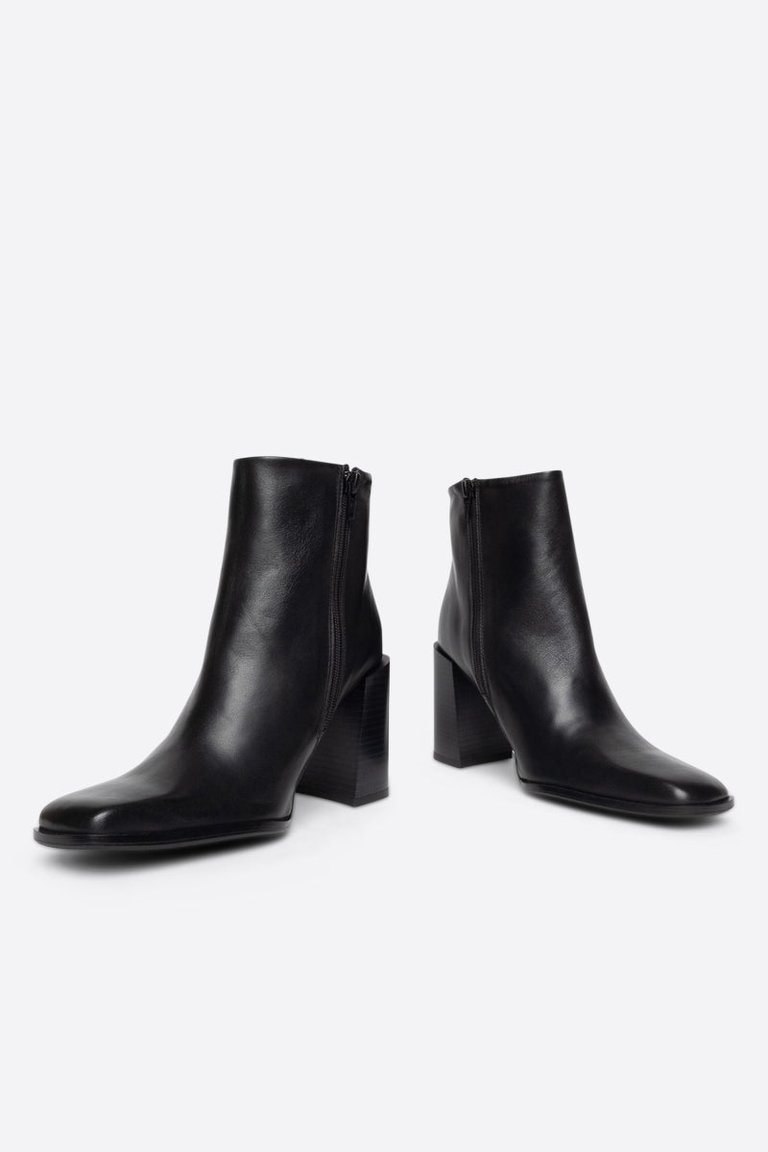 Passage Heeled Black Sole Boot