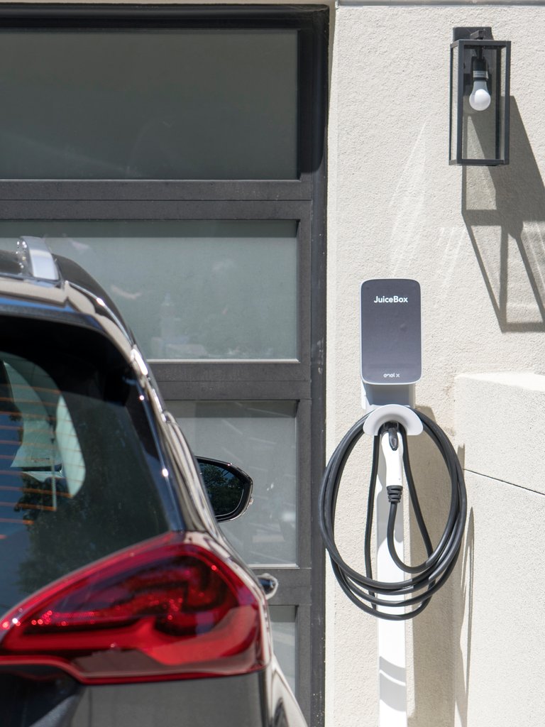 WiFi-Enabled 40-Amp Smart EV Charging Station - Plug In