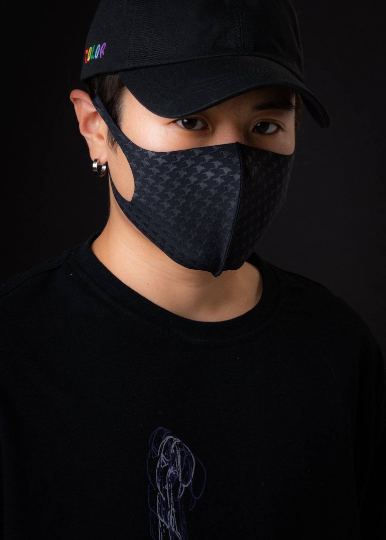 Konus Brand Anti Bacterial Houndstooth 3D Mask in Black