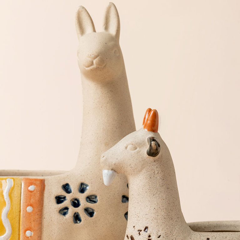 Lamas Orange Pots