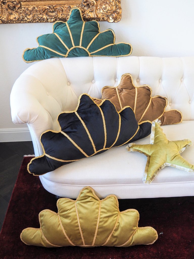 Gold Lace Sunburst In A Shell Pillow - Gold