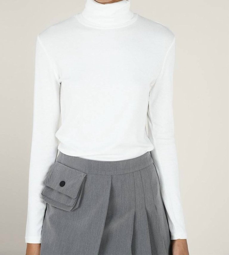 Under Turtleneck Jumper In White - White