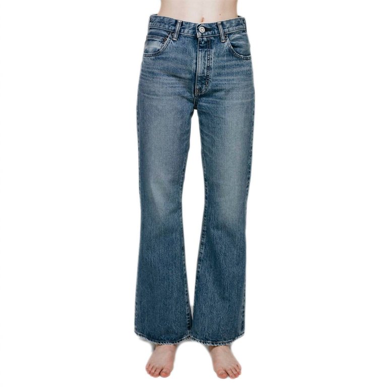 Quincy Flare Jean In Medium Blue - Medium Blue