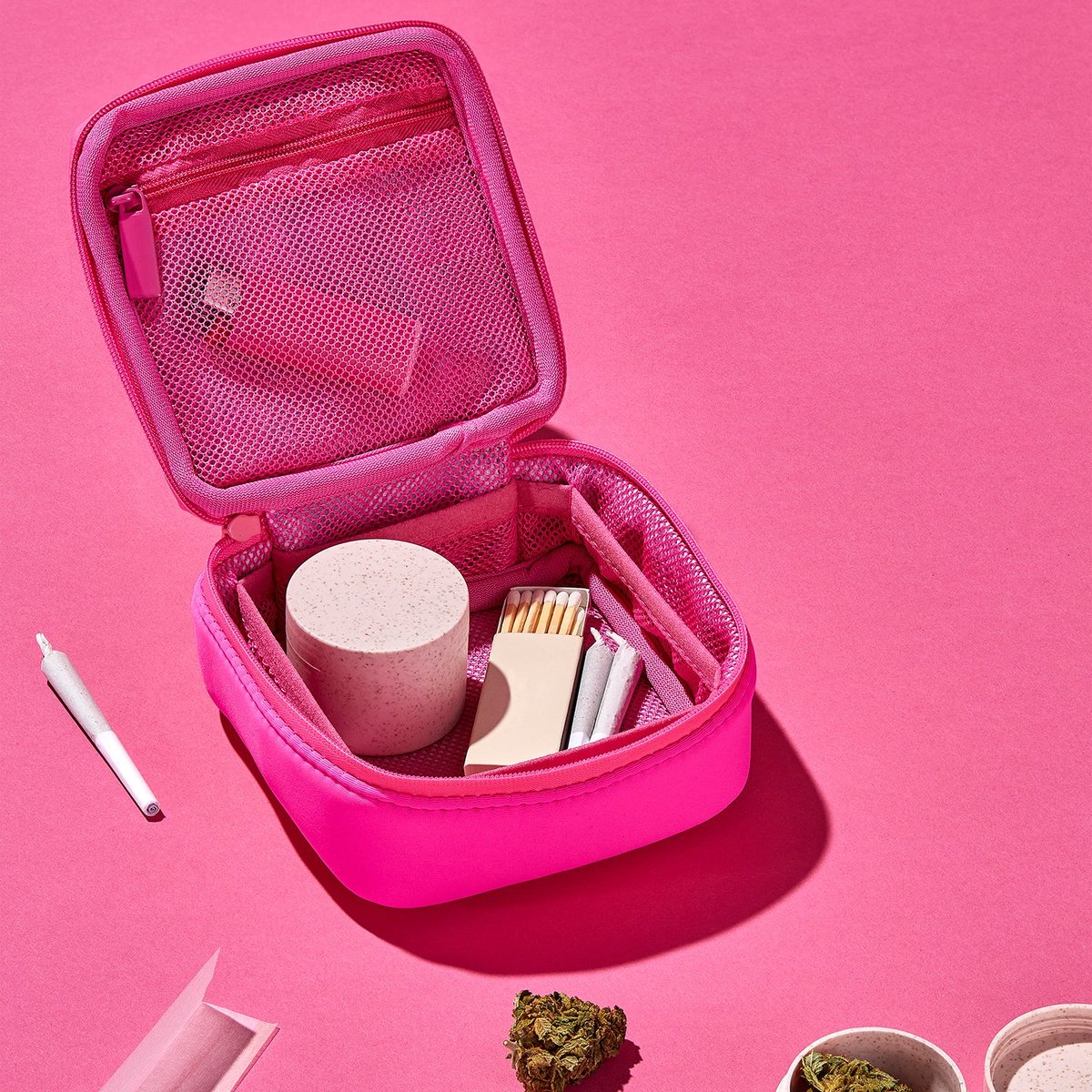 https://images.verishop.com/mytagalongs-smell-proof-cannabis-pouch-must-haves-hot-pink/M00822279043423-1400645041?auto=format&cs=strip&fit=max&w=1200