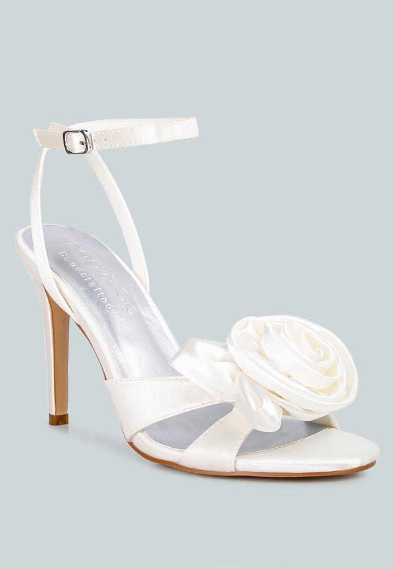 Chaumet White Rose Bow Embellished Sandals - White