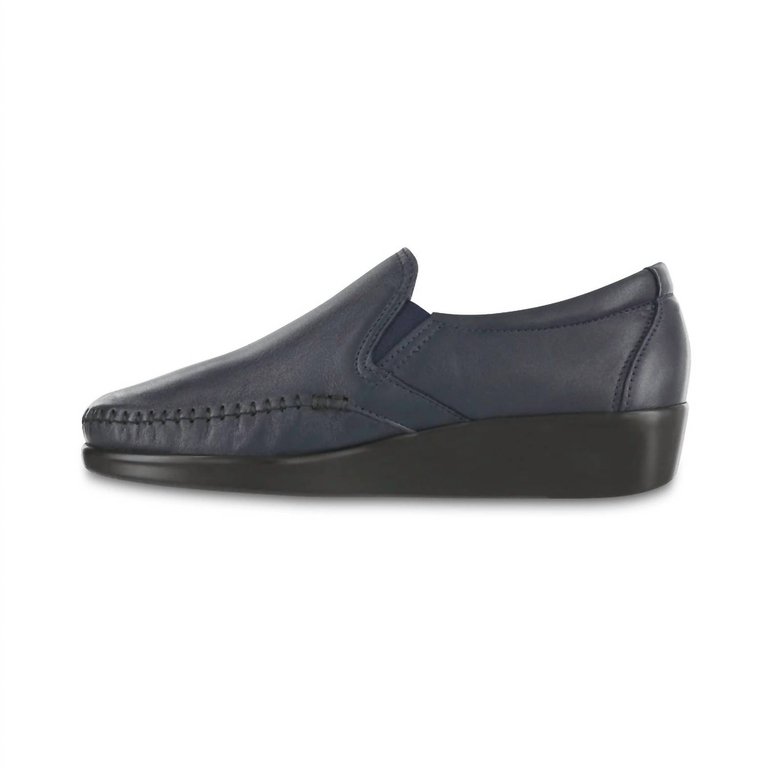 Women's Dream Slip On Loafer - Medium In Navy