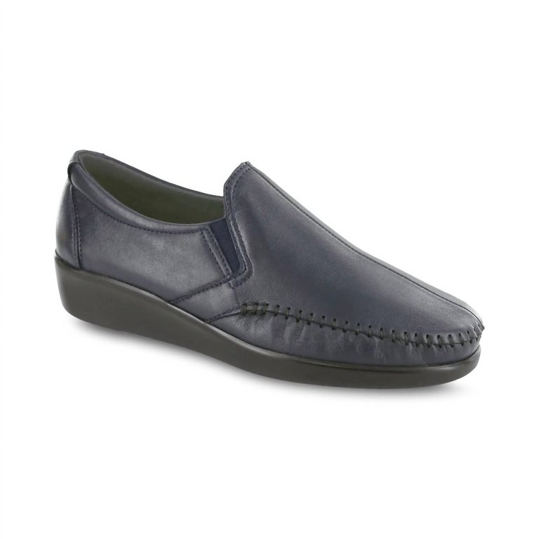 Women's Dream Slip On Loafer - Medium In Navy - Navy