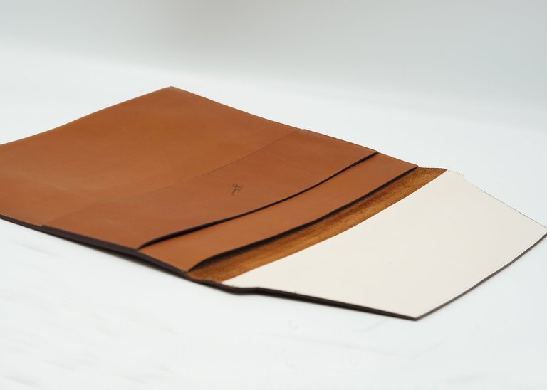 Carpeta Portfolio Sleeve With Pocket - Classic Tan