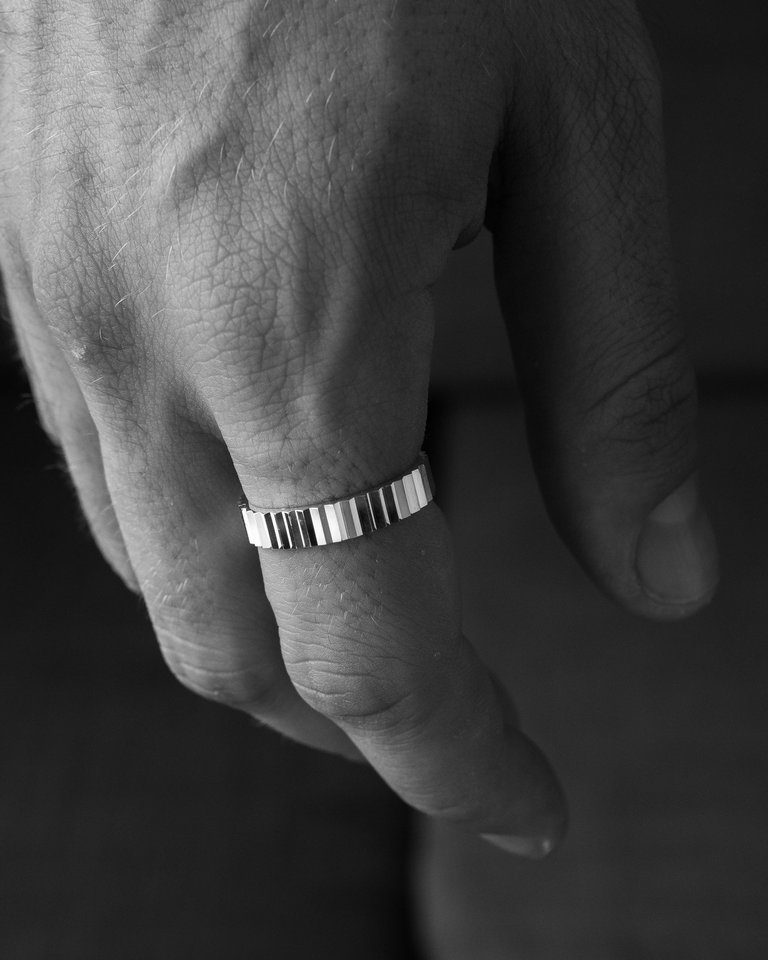 Ridged Edge Ring Polished Silver / Vertical Line