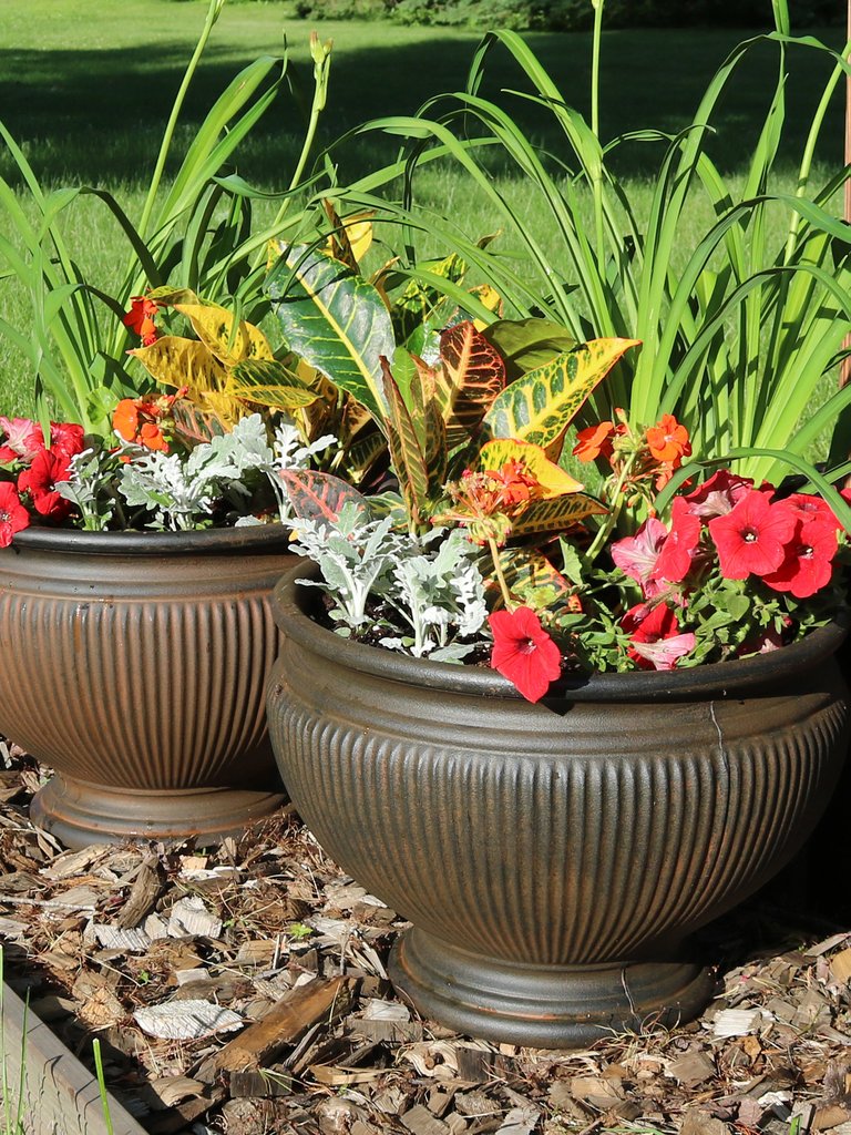 Elizabeth Round Flowerpot Double Wall Polyresin Garden Planter 4-Pack 16" Rust