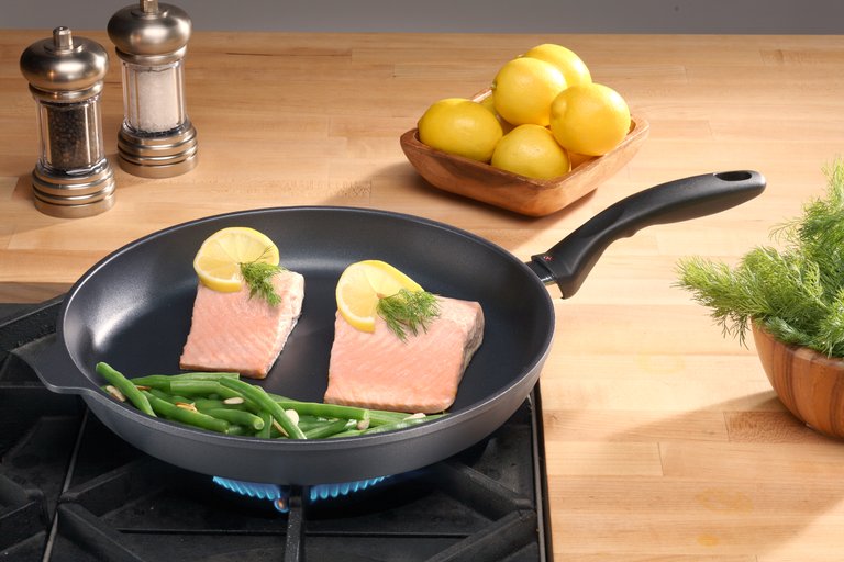 Nonstick Fry Pan with Lid, 12.5 Inch