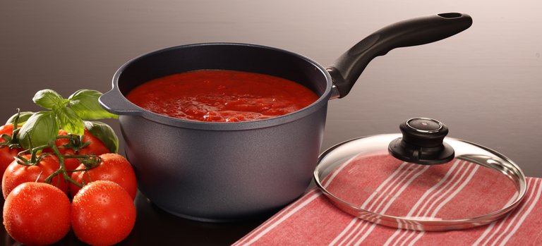 Nonstick Saucepan with Lid, 3.2 Quart