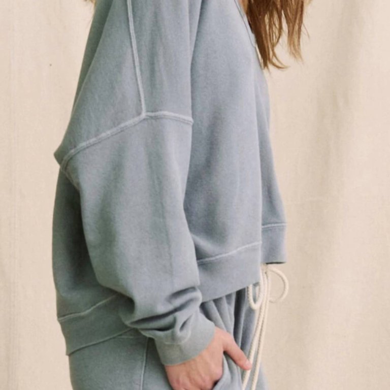 U Neck Teammate Sweatshirt In Dusty Blue