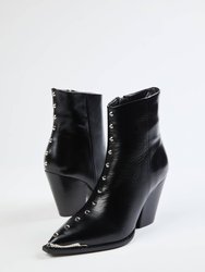 Heeled Leather Ankle Boots With Studs In Black - Black