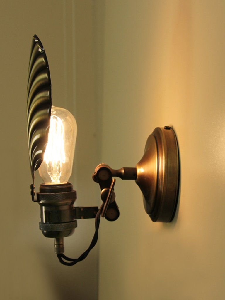 SHELL ADJUSTABLE WALL LAMP