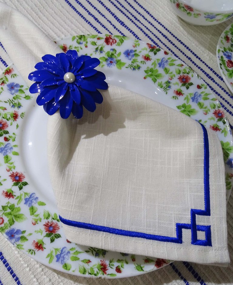 Table Cloth Napkins With Blue Embroiderey, Set Of 4