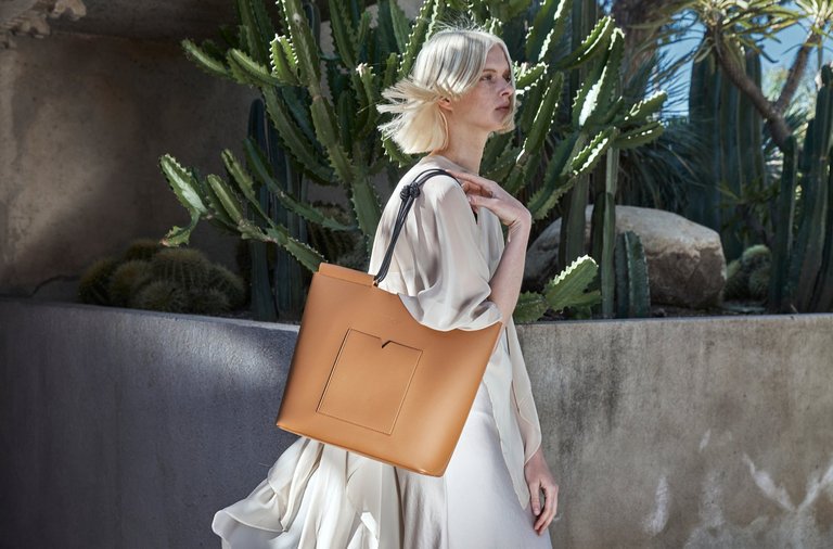 The Market Tote - Caramel and Black