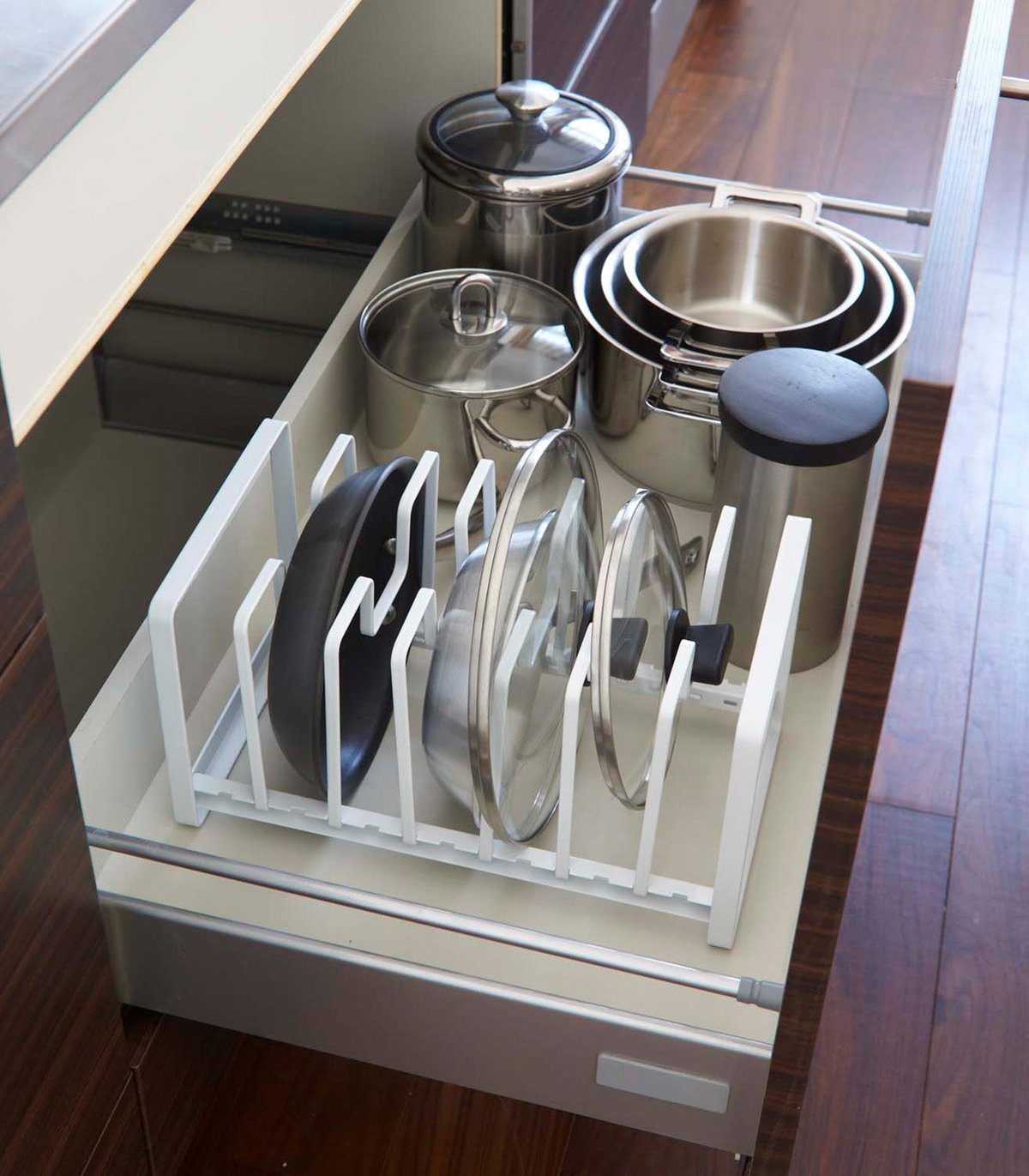 https://images.verishop.com/yamazaki-home-adjustable-pot-lid-and-frying-pan-organizer-steel/M04903208022811-1592644570?auto=format&cs=strip&fit=max&w=1200